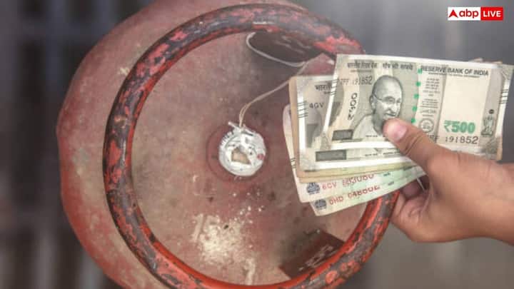 कमीशन का स्ट्रक्चर सिलेंडर के साइज के हिसाब से अलग-अलग होता है. 5 किलो वाले घरेलू एलपीजी सिलेंडर पर गैस एजेंसी हर सिलेंडर लगभग ₹36.54 कमाती है. यह सामान्य 14.2 किलो वाले सिलेंडर पर मिलने वाले कमीशन का लगभग आधा ही है.