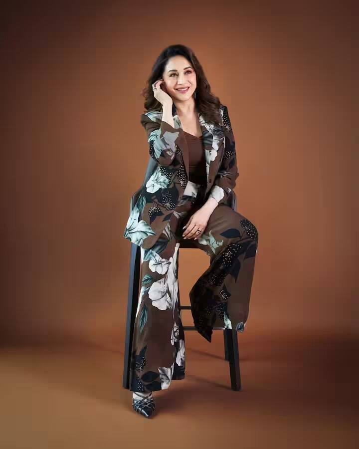 अभिनेत्री माधुरी दीक्षितने आपलं शिक्षण मुंबई  स्थित डिवाइन चाइल्ड हाय स्कूलमधून पूर्ण केलं.  तिनं साठ्ये कॉलेजमधून बीएससी मायक्रोबायोलॉजीमध्ये अॅडमिशन घेतलं होतं. खरंतर अभिनेत्रीनं बीएससीच्या पहिल्याच वर्षात शिक्षण सोडून दिले होते.