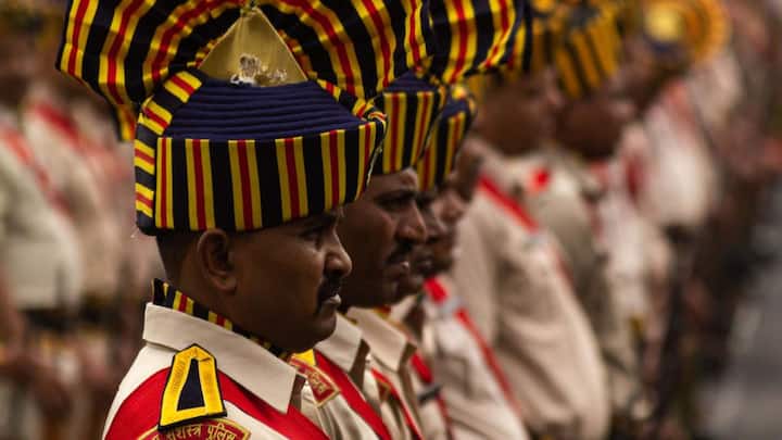 सबसे पहले बात करते हैं CRPF की तो, CRPF का पूरा नाम है सेंट्रल रिजर्व पुलिस फोर्स है. इसका मुख्य काम देश के अंदर कानून व्यवस्था को बनाए रखना है. जैसे कहीं पर दंगा हो गया, नक्सलियों ने विरोध कर दिया, चुनाव के दौरान सुरक्षा बनाए रखना, वीआईपी को सुरक्षा देना, और यहां तक कि किसी भी राज्य में अगर अशांति जैसी परिस्थिति सामने आती है तो CRPF फोर्स को खड़ा रखा जाता है. कुल मिलाकर CRPF का काम देश के अंदर शांति बनाए रखने का होता है, या कहें तो आपातकालीन स्थिति में सुरक्षा बनाए रखना.