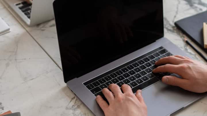 इसके विपरीत अगर लैपटॉप के शटडाउन की बात करें तो इससे सारी मेमोरी क्लियर हो जाती है और लैपटॉप के सभी प्रोसेस बंद हो जाते हैं. ऐसे में जब आप दोबारा लैपटॉप खोलते हैं तो वह दोबारा से रीस्टार्ट होता है एकदम फ्रेश, जो काम करने के लिए पूरी तरह तैयार होता है और अच्छा परफॉर्मेंस देता है, यानी किसी भी कमांड को जल्दी कैच करता है और तेज स्पीड से काम करता है. हालांकि शटडाउन के बाद दोबारा लैपटॉप बूट होने में थोड़ा ज्यादा समय लगता है, जबकि स्लीप मोड से वापस आना सेकंडों में हो जाता है.