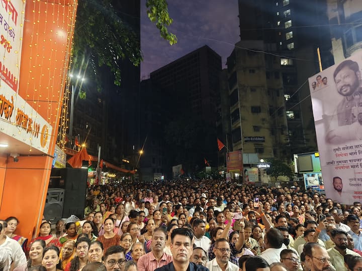 ईशान्य मुंबई मतदारसंघावर बोलताना ते म्हणाले की, इथून जर पाहिलं तर शिवसैनिक नाही तर पेटलेल्या मशाली दिसत आहे. गद्दार आणि गद्दारांच्या बापांना मी धन्यवाद देतो की तुम्ही या मशाली पुन्हा पेटवल्या. वर्धापन दिनाच्या दिवशी जे बोललो आणि ते मी करणार आहे आणि त्यांची सुरुवात करत आहे. जिथे जिथे गद्दारी झाली तेथे मी जाऊन मतदारांची माफी मागत आहे. 