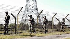 भारत बॉर्डर के नजदीक क्यों लाठी-डंडे लेकर दौड़ पड़े बांग्लादेशी? मच गया बड़ा बवाल, BSF ने तुरंत लिया एक्शन