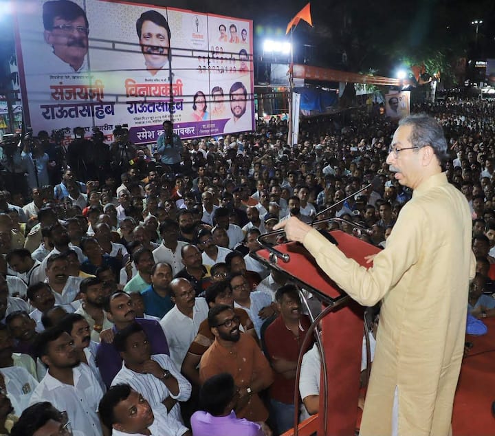 तर दुसरीकडे  शिवसेना उद्धव बाळासाहेब ठाकरे पक्षाचे सर्वेसर्वा उद्धव ठाकरे यांनी थेट मैदानात उतरत आता या खासदारांच्या विरोधात आघडी उघडली आहे. उद्धव ठाकरे यांनी थेट फुटलेले खासदार संजय दीना पाटलांच्या मतदारसंघात सभा घेत हल्लाबोल केला. यावेळी सभेला प्रचंड शिवसैनिकांची गर्दी दिसून आली.