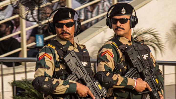 वहीं दूसरी तरफ BSF की बात करें तो इसका पूरा नाम बॉर्डर सिक्योरिटी फोर्स होता है. इनका मुख्य काम भारत की अंतरराष्ट्रीय सीमाओं पर रक्षा करना होता है. खासतौर पर पाकिस्तान और बांग्लादेश से लगती सीमाओं पर BSF के जवान दिन-रात तैनात रहते हैं. साथ ही ये लोग घुसपैठियों, स्मगलर्स और सीमा से किसी भी चीज को पार होने से रोकते हैं.