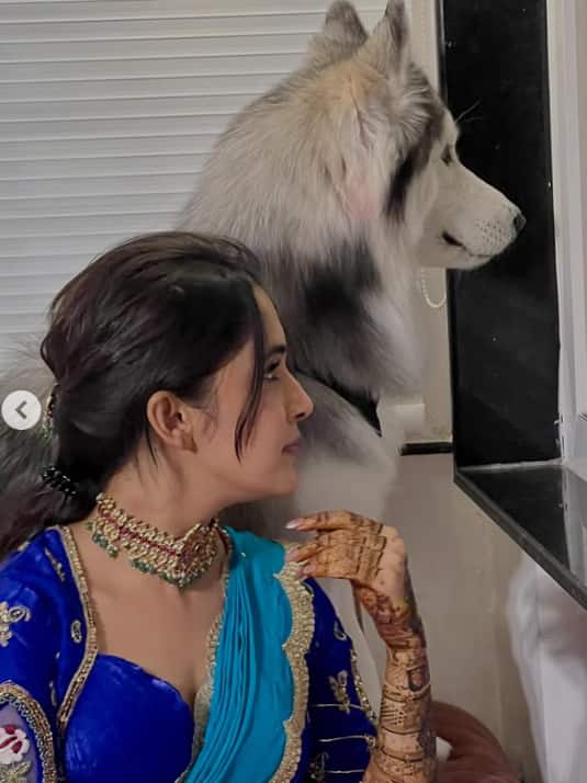 हा सोहळा अत्यंत खाजगी आणि कौटुंबिक वातावरणात पार पडला.