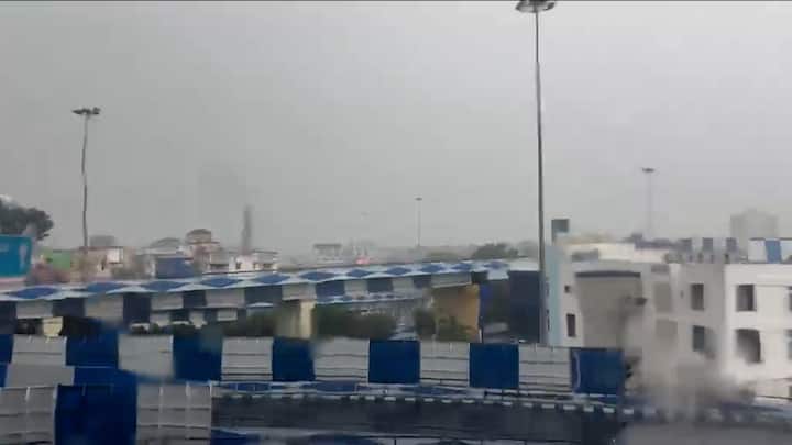 কে কলকাতা সহ দক্ষিণবঙ্গের প্রায় সব জেলায় বৃষ্টির পূর্বাভাস দিল আলিপুর আবহাওয়া দফতর। বুধবার থেকে শনিবারের মধ্যে দক্ষিণবঙ্গে বৃষ্টির সম্ভাবনা রয়েছে।