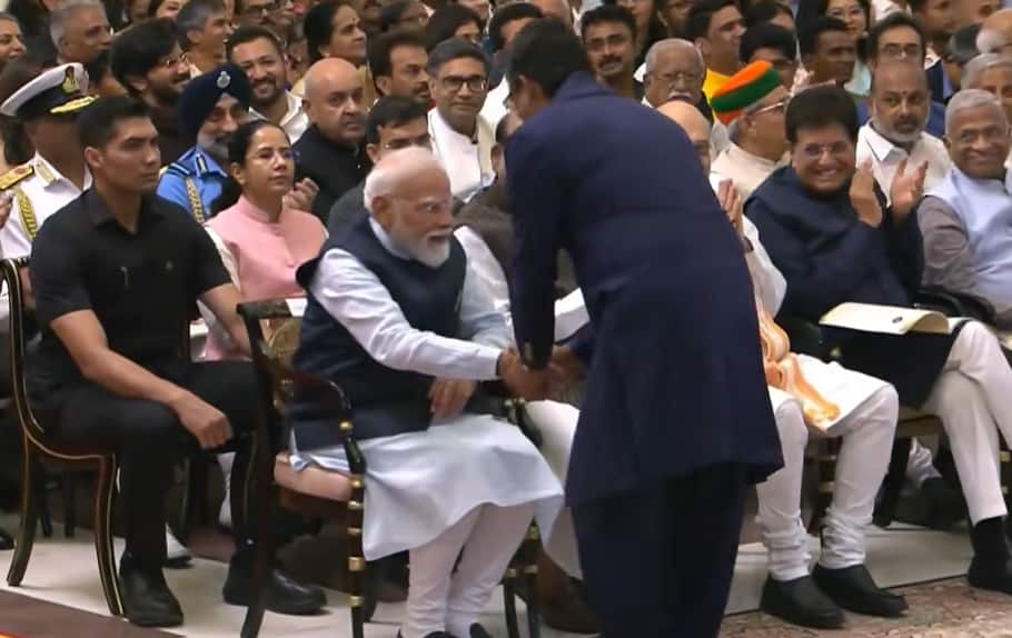 Padma Awards 2026 Live Updates: Veteran Malayali actor Mammootty received Padma Bhushan, Alka Yagnik-R Madhavan also received the honor, singer touched the feet of PM Modi.