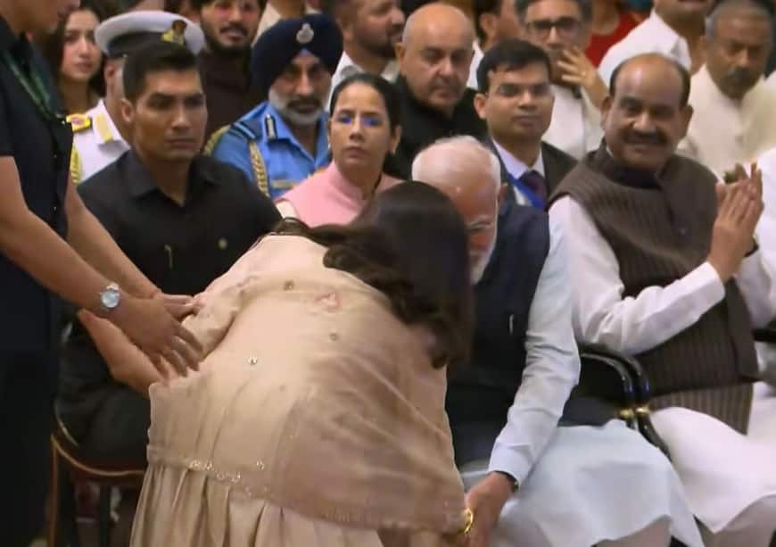 Padma Awards 2026 Live Updates: Veteran Malayali actor Mammootty received Padma Bhushan, Alka Yagnik-R Madhavan also received the honor, singer touched the feet of PM Modi.