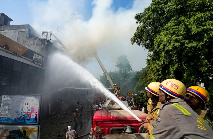 सूचना मिलते ही दमकल और पुलिस की टीमें मौके पर पहुंचीं और स्थानीय लोगों ने भी बचाव कार्य में सहयोग किया.