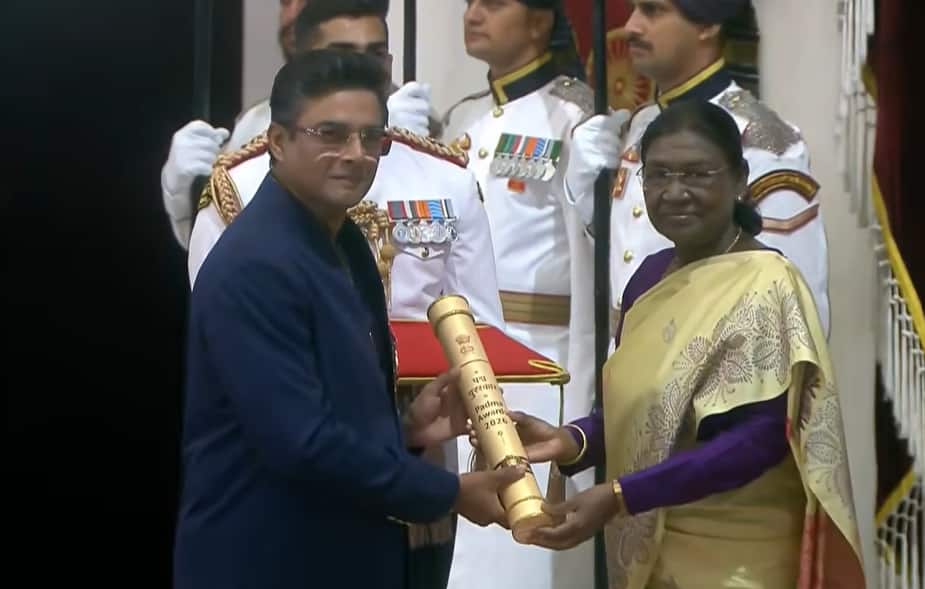 Padma Awards 2026 Live Updates: Veteran Malayali actor Mammootty received Padma Bhushan, Alka Yagnik-R Madhavan also received the honor, singer touched the feet of PM Modi.