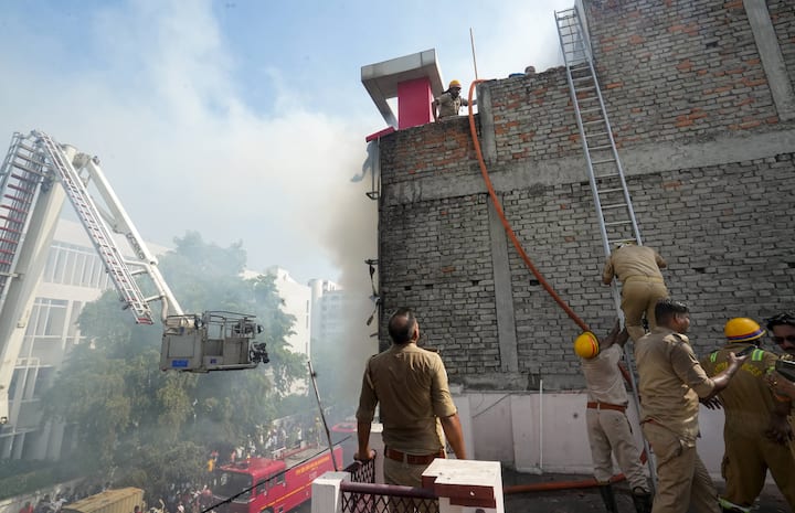 प्रशासन ने बिल्डिंग में फंसे लोगों को बाहर निकालने के लिए बगल के घर की दीवार तोड़कर बिल्डिंग में प्रवेश किया और लोगों को बाहर निकाला.