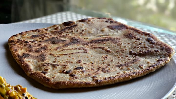 Experts say that paratha in itself is not a bad food, but how it is prepared, with whom it is eaten, what is your lifestyle, decides what effect it will have on the body.
