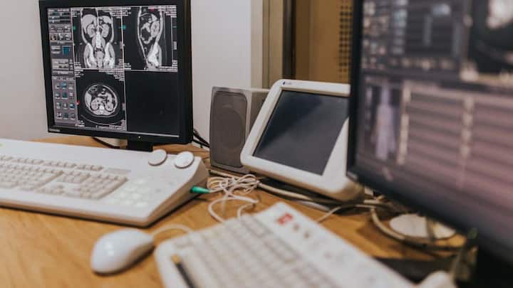 आज के समय में पोस्टमार्टम से पहले शव का एक्स-रे या CT Scan भी किया जाता है. इससे शरीर के अंदर की चोटें, टूटी हड्डियां या किसी भी चीज का पता लगाया जा सकता है, जैसे गोली का पता लगाना, जो बाहर से दिखना नामुमकिन होता है.