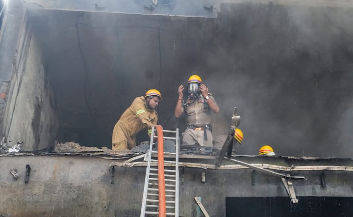 बिल्डिंग में एंट्री और एग्जिट का रास्ता एक ही होने के चलते रेस्क्यू ऑपरेशन में भी काफी दिक्कतों का सामना करना पड़ा.