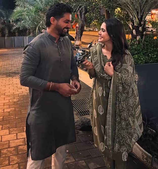 अनुष्का आणि निखिलचे कुटुंबीय, नातेवाईक आणि मनोरंजन क्षेत्रातील काही जवळचे मित्रमंडळी उपस्थित होते.