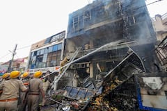 लखनऊ अग्निकांड: शीशे पर पत्थर फेंके और दीवारें तोड़ीं, इस हालत में निकाले गए शव, डरा देंगी ये Photos