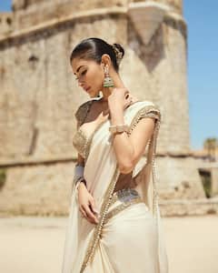 Mouni Roy Photos: સાડીમાં મૌની રોય બોલ્ડ ફિગર ફ્લોન્ટ કરતી જોવા મળી,જુઓ તસવીરો