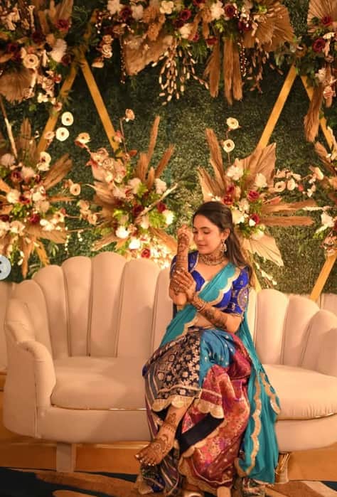 केशरचना आणि मोजक्याच दागिन्यांनी तिचं सौंदर्य आणखीच खुलले होते.