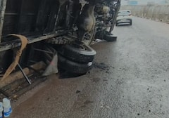 Mumbai Goa Mahamarg Accident: 'पहिल्याच पावसात' मुंबई-गोवा महामार्गाचे पितळ उघडे; खेडजवळ रस्ता खचल्याने टँकर उलटला, PHOTO