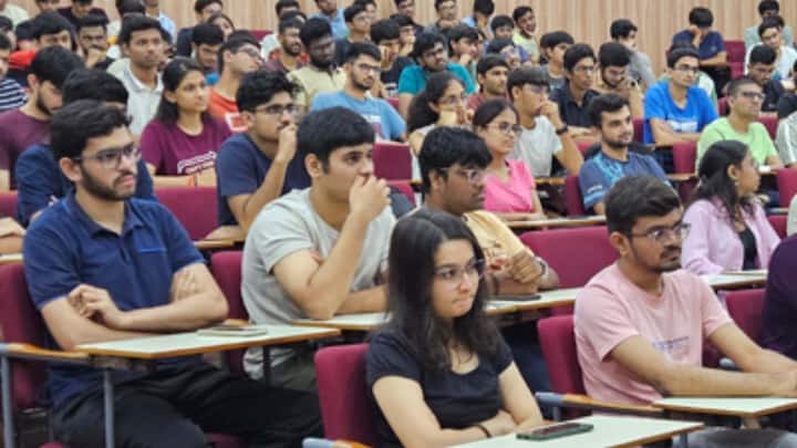 छठे स्थान पर गुजरात के गांधीनगर में स्थित धीरूभाई अंबानी यूनिवर्सिटी ने जगह बनाई है, जो हाल के सालों में तेजी से उभरता हुआ नाम बन गया है. सातवें नंबर पर तेलंगाना के हैदराबाद स्थित IIIT Hyderabad है, जो कंप्यूटर साइंस और टेक्नोलॉजी रिसर्च के मामले में देश के बेहतरीन संस्थानों में गिना जाता है.