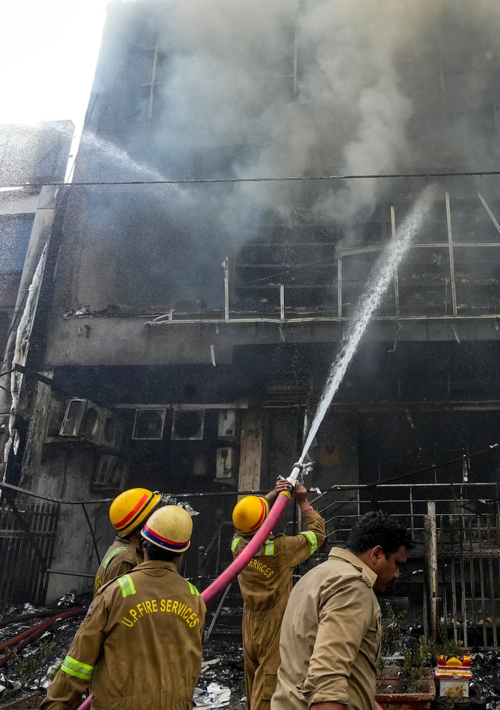 इस इमारत में एनिमेशन ट्रेनिंग सेंटर चल रहा था और यहां गेमिंग इंडस्ट्री से जुड़े सॉफ्टवेयर डेवलप करने की ट्रेनिंग दी जाती थी. आग लगने से पूरी बिल्डिंग ही खाक हो गई है.