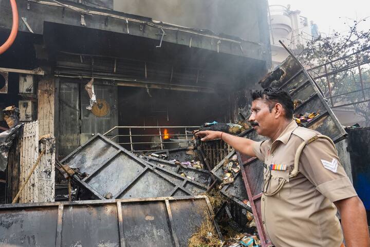 प्रत्यक्षदर्शियों ने बताया कि इमारत में आग लगने के बाद हालात बेहद भयावह हो गए थे, और बिल्डिंग में फंसे लोगों ने अपनी जान बचाने के लिए इमारत के कांच पत्थरों से तोड़ दिए.