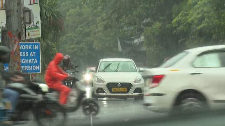 আবহাওয়া দফতরের পূর্বাভাস অনুযায়ী, বঙ্গোপসাগর থেকে প্রচুর পরিমাণে জলীয় বাষ্প প্রবেশ করায় দক্ষিণবঙ্গের জেলাগুলিতে বজ্রগর্ভ মেঘের সৃষ্টি হয়। তার জেরেই বিকেলের পর থেকে একাধিক জেলায় শুরু হয় দফায় দফায় ভারী বৃষ্টি।