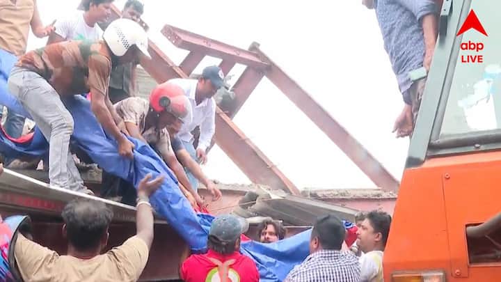 একের পর এক অ্যাম্বুল্যান্স আহতদের নিয়ে হাসপাতালের দিকে ছুটে যাচ্ছে। আহতদের উদ্ধার করে দ্রুত এসএসকেএমের ট্রমা কেয়ারে স্থানান্তরিত করা হচ্ছে। কয়েক জনের অবস্থা আশঙ্কাজনক। কারোর হাত-পা ভেঙেছে, কারোর মুখের চোয়াল ভেঙেছে। তবে দুর্ঘটনাস্থলের সামগ্রিক পরিস্থিতি বিচার করে বলা যায় পরিস্থিতি খুবই ভয়ানক। আরও বাড়তে পারে মৃত ও আহতের সংখ্যা।