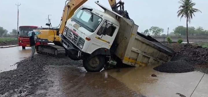 Chhatrapati Sambhajinagar Rain News: छत्रपती संभाजीनगर जिल्ह्यातील सोयगाव तालुक्यात आज निसर्गाचा रौद्र अवतार पाहायला मिळाला.