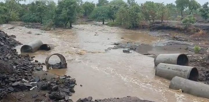 दरम्यान, पुराच्या पाण्यात एक मोटारसायकल वाहून गेली असून ग्रामस्थांच्या प्रसंगावधानामुळे मोटारसायकलस्वाराचे प्राण वाचले.