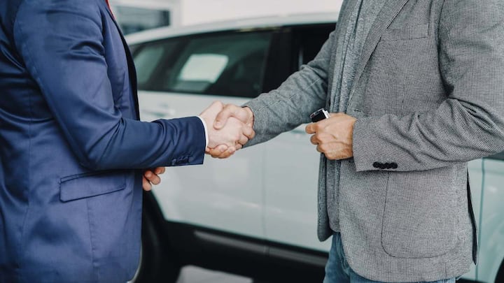 This rebate is sometimes available in tax, sometimes in GST and sometimes in the form of direct rebate. Due to which people save thousands of rupees. But most people are not aware of it, and they pay the full price without taking any discount.