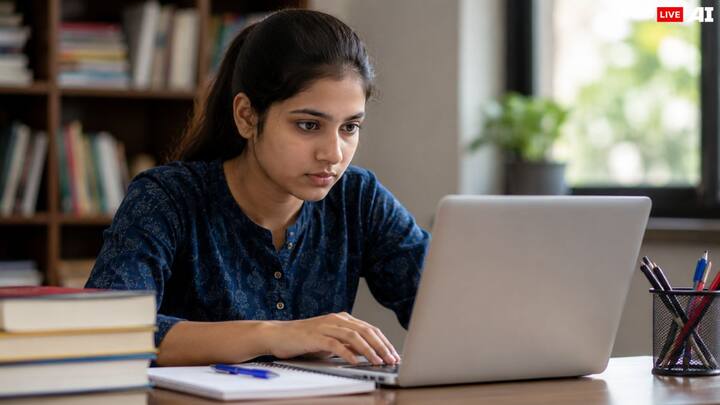 हालांकि एडमिशन CUET स्कोर के आधार पर होगा, लेकिन कुछ यूनिवर्सिटी 12वीं के न्यूनतम अंक भी मांग सकती हैं. कई बार बोर्ड परीक्षा के अंक बराबरी की स्थिति में काम आ सकते हैं.
