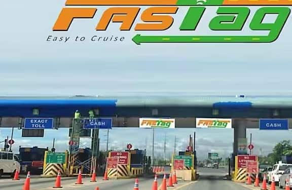 FASTag Annual Pass: ટોલ ટેક્સ સિસ્ટમમાં ટૂંક સમયમાં મોટો ફેરફાર જોવા મળી શકે છે. વાહનચાલકોને પડતી મુશ્કેલીઓને ધ્યાનમાં રાખીને કેન્દ્ર સરકાર એક એવી યોજના પર કામ કરી રહી છે જે ટોલ પ્લાઝા પર વારંવાર ટોલ ચૂકવવાની ઝંઝટ દૂર કરશે. આ નવી યોજના હેઠળ ટોલ પ્લાઝાની નજીક રહેતા સ્થાનિક રહેવાસીઓને ડિજિટલ માસિક અને વાર્ષિક પાસ આપવામાં આવશે.