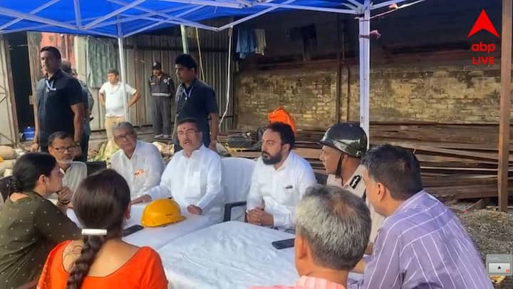 ঘটনাস্থল থেকে এবিপি আনন্দর প্রতিনিধি জানালেন, মাঝে মধ্যেই ভেতর শোনা যাচ্ছে আর্তনাদ 'আমাদের  বাঁচান' । কেউ কেউ আবার হাত বের করে জানান দেওয়ার চেষ্টা করছেন .... 'বেঁচে আছি, আমায় বের করো'। তখনই সেখানে পৌঁছে যাচ্ছে দমকল বাহিনী। গ্যাস কাটার দিয়ে লোহা কেটে বের করে আনার চেষ্টা চলছে।
