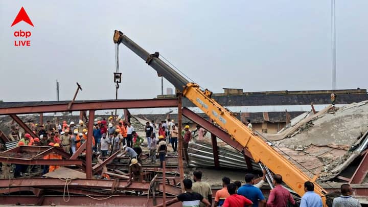কলকাতা : বুধবার দুপুরে ভয়াবহ ঘটনা ঘটে গেল তারাতলায়। একটি নির্মীয়মাণ গুদামের ছাদ ভেঙে পড়ে ঘটে গেল বড় বিপত্তি। স্থানীয় সূত্রে খবর, সেখানে অনেকেই কাজ করছিলেন। এখনও পর্যন্ত ধ্বংসস্তূপের তলায় আটকে পড়েছেন বহু। চলছে উদ্ধারকাজ। ঘটনাস্থল পরিদর্শনের জন্য যান মুখ্যমন্ত্রী শুভেন্দু অধিকারী।