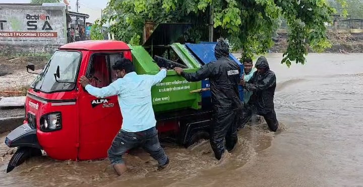 या मुसळधार पावसामुळे परिसरातील जनजीवन विस्कळीत झाले आहे.