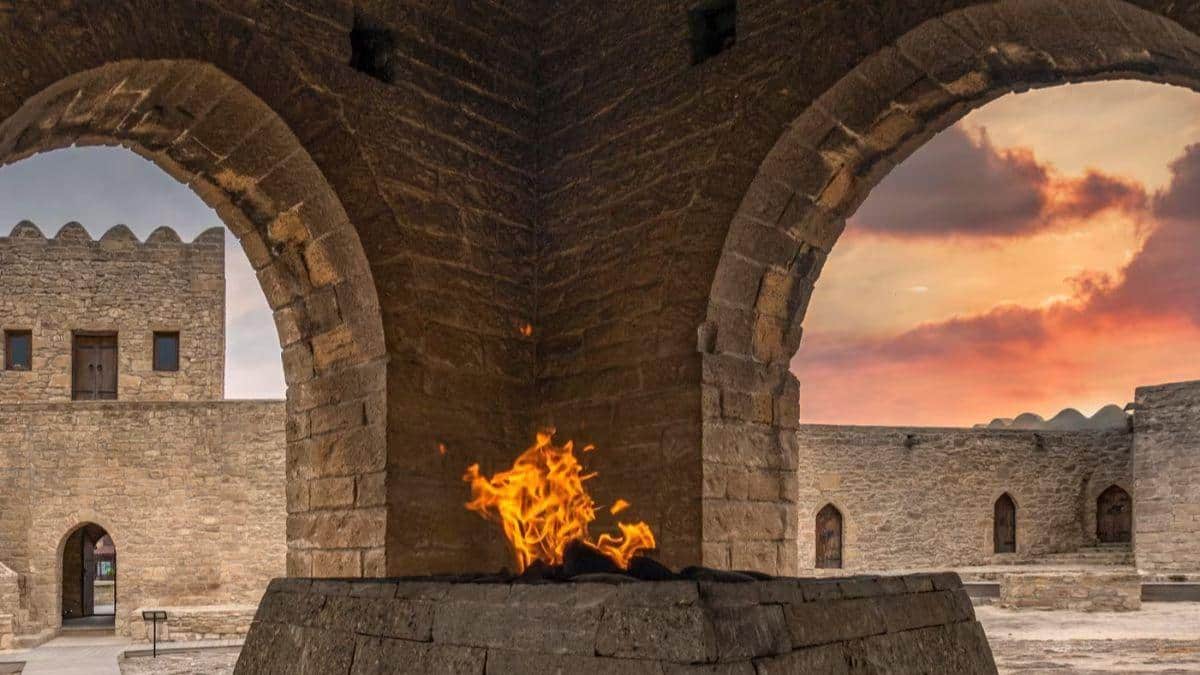 Hindu Religion: आश्चर्यच..'या' मुस्लिम देशात देवी दुर्गेचा महिमा? तब्बल 300 वर्षांपासून अखंड ज्योत, प्राचीन मंदिराबद्दल जाणून थक्क व्हाल