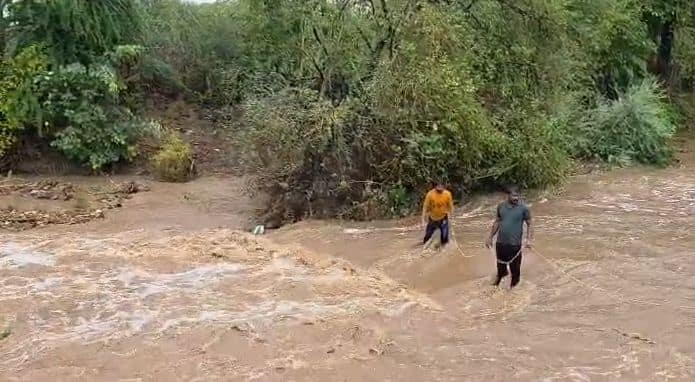 सोयगाव-बनोटी मार्गावरील जरंडीजवळील तात्पुरता मातीचा पूल वाहून गेल्याने वाहतूक पूर्णपणे ठप्प झाली.