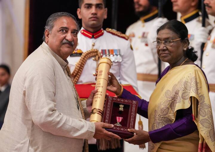 दिवंगत एक्टर सतीश शाह मरणोपरांत पद्म श्री से सम्मानित किया गया. उनके भाई ने ये सम्मान स्वीकार किया.