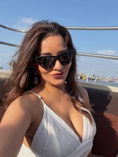 Monalisa: વ્હાઈટ શોર્ટ ડ્રેસમાં મોનાલિસાએ બતાવ્યું બોલ્ડ ફિગર, જુઓ તસવીરો