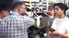 Mumbai Rain Ritu Tawde: इकडे महापौर रितू तावडे नालेसफाईचं कौतुक सांगत होत्या अन् मागे BMC चा अधिकारीच मॅनहोलमध्ये पडला