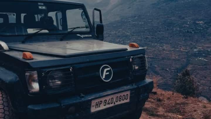 महिंद्रा थार का फोकस ज्यादा ऑफ रोडिंग एक्सपीरियंस पर है, इसलिए इसके बेस मॉडल में कई आधुनिक फीचर्स नहीं मिलते है, दूसरी और जिमनी और गुरखा के साथ शुरुआती मॉडल में भी टच स्क्रीन, इन्फोटेनमेंट सिस्टम दिया जाता है. जिमनी में 9 इंच का टचस्क्रीन सिस्टम, ऑटोमेटिक क्लाइमेट कंट्रोल, क्रूज कंट्रोल और 6 एयरबैग जैसे फीचर्स मिलते हैं. इसके अलावा चार दरवाजे की वजह से यह फैमिली इस्तेमाल के लिए भी प्रेक्टिकल साबित होती है.