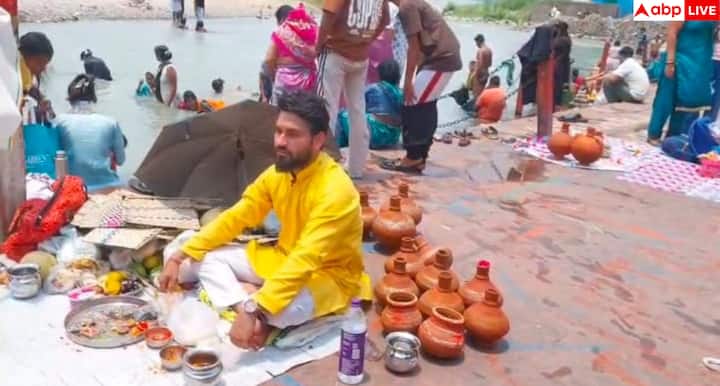 भीड़ को नियंत्रित करने के लिए प्रशासन और पुलिस ने मजबूत व्यवस्था की थी. जल पुलिस, गोताखोर और एसडीआरएफ की टीमें लगातार निगरानी में रहीं. पूरे दिन घाट पर शांतिपूर्ण माहौल बना रहा और श्रद्धालु बिना किसी परेशानी के सुरक्षित रूप से पूजा-अर्चना और स्नान कर सके.
