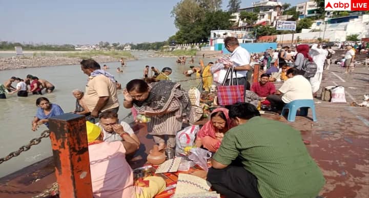 निर्जला एकादशी के अवसर पर लोगों ने पंखे, छाते, मिट्टी की सुराही, अन्न और वस्त्र का दान किया. गर्मी के बावजूद सेवा भाव में कोई कमी नहीं दिखी. जरूरतमंदों को सहायता देने के इस भाव ने पूरे माहौल को करुणा और मानवता से भर दिया.