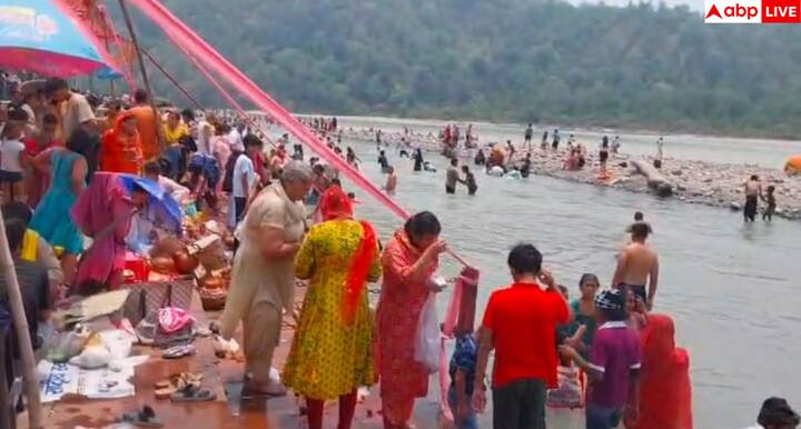 जैसे-जैसे दिन आगे बढ़ा, त्रिवेणी घाट पर श्रद्धालुओं की भीड़ लगातार बढ़ती गई. सीढ़ियों और किनारों पर लोग जगह पाने के लिए पहुंचते रहे. परिवार, बुजुर्ग और युवा सभी एक साथ आस्था में डूबे नजर आए. घाट का हर कोना भक्ति और उत्साह से भरा हुआ दिखाई दिया.