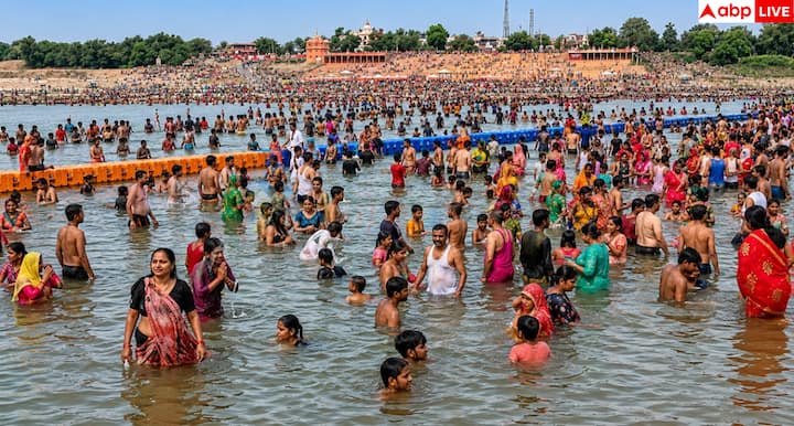श्रद्धालुओं ने गंगा में डुबकी लगाकर अपने पापों के क्षय और पुण्य की प्राप्ति की कामना की. ठंडे जल में स्नान करते समय लोगों के चेहरे पर शांति और संतोष साफ झलक रहा था. यह क्षण हर भक्त के लिए आत्मिक शुद्धि और आस्था से जुड़ा एक विशेष अनुभव बन गया.