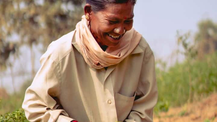 इन दोनों राज्यों के अलावा भी देश में कई जगह किसान क्रेडिट कार्ड यानी केसीसी के जरिए सस्ता लोन दिया जाता है. केसीसी के तहत किसानों को खेती के खर्च के लिए बहुत कम ब्याज दर पर लोन मिलता है और समय पर पैसा चुकाने पर ब्याज में छूट भी दी जाती है. इससे साफ है कि सरकार किसानों को कर्ज के बोझ से बचाने और महंगे प्राइवेट लोन से दूर रखने के लिए लगातार नई-नई योजनाएं ला रही है. अगर किसान समय पर अपना कर्ज चुकाते रहें, तो उन्हें न सिर्फ ब्याज से छुटकारा मिलता है, बल्कि भविष्य में नया लोन लेना भी आसान हो जाता है.
