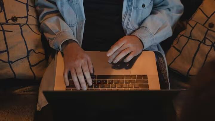 Sleep Mode in Laptop: તમારા લેપટોપને વારંવાર સ્લીપ મોડમાં રાખવાથી બેટરી ખતમ થઈ જાય છે અને સમય જતાં તેના પરફોર્મન્સ પર પણ અસર પડી શકે છે.  મોટાભાગના લેપટોપ વપરાશકર્તાઓને એક સામાન્ય આદત હોય છે: કામ પૂરું કર્યા પછી, તેઓ તેમના લેપટોપને બંધ કરવાને બદલે તેને સ્લીપ મોડમાં મૂકી દે છે. આ સરળ પદ્ધતિ ઘણીવાર અપનાવવામાં આવે છે કારણ કે તે સરળ લાગે છે, અને તેઓ જ્યાંથી કામ છોડ્યું હતું ત્યાંથી ફરી શરૂ કરી શકે છે. શું તમે ક્યારેય વિચાર્યું છે કે આ આદત તમારા લેપટોપ પર શું અસર કરે છે, જેમાં તેના પ્રદર્શન અને બેટરી જીવનનો સમાવેશ થાય છે? ઘણા લોકો સ્લીપ મોડ અને શટડાઉન વચ્ચેના નોંધપાત્ર તફાવતથી અજાણ છે. તેથી, આ સમજવું મહત્વપૂર્ણ છે; નહીં તો, તે ધીમે ધીમે તમારા લેપટોપના પ્રદર્શનને અસર કરી શકે છે, જેના કારણે તે ઝડપથી થાકી જાય છે. ચાલો સમજાવીએ કે જ્યારે તમે આ કરો છો ત્યારે શું થાય છે.