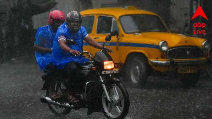 জলপাইগুড়ি, কোচবিহার এবং আলিপুরদুয়ারে কমলা সতর্কতা জারি করেছে আবহাওয়া দফতর। দার্জিলিং এবং কালিম্পং-এ হলুদ সতর্কতা জারি করা হয়েছে। আগামীকাল দার্জিলিং, কালিম্পং, জলপাইগুড়ি, আলিপুরদুয়ার এবং কোচবিহারে বৃষ্টির পরিমাণ কিছুটা কমবে।