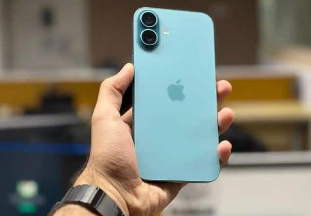 iPhone 16 ਦੇ ਸਪੈਸੀਫਿਕੇਸ਼ਨ  2024 ਵਿੱਚ ਲਾਂਚ ਹੋਏ iPhone 16 ਵਿੱਚ 6.1 ਇੰਚ ਦੀ OLED ਡਿਸਪਲੇ ਦਿੱਤੀ ਗਈ ਹੈ, ਜੋ 60Hz ਰਿਫ੍ਰੈਸ਼ ਰੇਟ, HDR ਕੰਟੈਂਟ ਸਪੋਰਟ ਅਤੇ 2,000 ਨਿਟਸ ਦੀ ਪੀਕ ਬ੍ਰਾਈਟਨੈੱਸ ਨੂੰ ਸਪੋਰਟ ਕਰਦੀ ਹੈ।  A18 ਪ੍ਰੋਸੈਸਰ ਨਾਲ ਲੈਸ ਇਹ ਆਈਫੋਨ ਮਲਟੀਟਾਸਕਿੰਗ ਅਤੇ Apple Intelligence ਫੀਚਰਾਂ ਨੂੰ ਆਸਾਨੀ ਨਾਲ ਹੈਂਡਲ ਕਰਦਾ ਹੈ। ਇਹ ਪ੍ਰੋਸੈਸਰ ਨਾ ਸਿਰਫ਼ ਸ਼ਾਨਦਾਰ ਪਰਫਾਰਮੈਂਸ ਦਿੰਦਾ ਹੈ, ਸਗੋਂ ਪਾਵਰ ਐਫਿਸ਼ੀਅੰਟ ਵੀ ਹੈ ਅਤੇ ਆਉਣ ਵਾਲੇ ਸਾਫਟਵੇਅਰ ਅਪਡੇਟਸ ਲਈ ਵੀ ਪੂਰੀ ਤਰ੍ਹਾਂ ਤਿਆਰ ਹੈ।  ਕੈਮਰੇ ਦੀ ਗੱਲ ਕਰੀਏ ਤਾਂ ਇਸ ਦੇ ਪਿੱਛੇ 48MP + 12MP ਦਾ ਡੁਅਲ ਕੈਮਰਾ ਸੈੱਟਅੱਪ ਦਿੱਤਾ ਗਿਆ ਹੈ। ਸੈਲਫੀ ਅਤੇ ਵੀਡੀਓ ਕਾਲਿੰਗ ਲਈ ਅੱਗੇ 12MP ਦਾ ਕੈਮਰਾ ਮਿਲਦਾ ਹੈ। ਬੈਟਰੀ ਦੇ ਮਾਮਲੇ ਵਿੱਚ ਇਹ ਆਈਫੋਨ ਫੁੱਲ ਚਾਰਜ 'ਤੇ 22 ਘੰਟਿਆਂ ਤੱਕ ਵੀਡੀਓ ਪਲੇਬੈਕ ਦਾ ਸਪੋਰਟ ਦਿੰਦਾ ਹੈ। ਘੱਟ ਕੀਮਤ, ਵਧੀਆ ਫੀਚਰ ਅਤੇ ਲੰਬੇ ਸਮੇਂ ਤੱਕ ਸਾਫਟਵੇਅਰ ਸਪੋਰਟ ਕਾਰਨ ਇਹ ਫੋਨ ਲੋਕਾਂ ਦੀ ਪਹਿਲੀ ਪਸੰਦ ਬਣਿਆ ਹੋਇਆ ਹੈ।